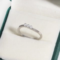 Eleganter Silberring mit drei Perlen und Zirkonia in einer grünen Samt-Schmuckbox - Eleganter Drei Perlen Reihe Stil (Weißgold 6)