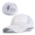 Dettaglio del cappellino mimetico bianco con rete e apertura posteriore per coda di cavallo - Bianco