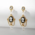 Dettaglio di orecchini vintage a cammeo con perni in cristallo e nappe metalliche fini - Stile Cameo Ritratto Oro (Ago in Argento 925)