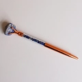 Detail van roségouden metalen pen met ruwe lapis lazuli steen en blauwe kristallen - Lapis lazuli