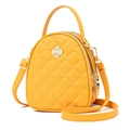 Sac à main matelassé jaune avec ornement trèfle doré et bandoulière réglable - Jaune