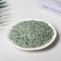 Cristalli di quarzo avventurina verde per aromaterapia su sfondo di tavolo bianco - 3-5mm 100g