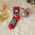 Chaussettes de Noël en polaire corail rouge et verte avec motifs festifs de bonhomme de pain - Rayures Rouges et Vertes