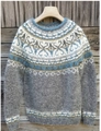Detail van grijs, blauw en wit Fair Isle-breipatroon op een losse trui met ronde hals - 9209# / 3XL