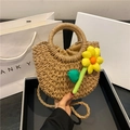 Borsa a tracolla rotonda in paglia intrecciata con fiore giallo da mare - Cachi con Fiore