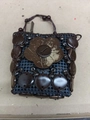 Borsa etnica fatta a mano in rete blu scuro con fiori in guscio di cocco - Collana-Caffè-Blu-Fiore