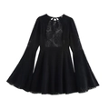 Sexy schwarzes Spitzenkleid mit ausgestellten Ärmeln und rückenfreiem Schnürdetail - XS / Schwarz