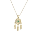 Collana acchiappasogni dorata con gemma verde e ciondoli a piuma su sfondo bianco - Acchiappasogni Oro (Pietra Verde)