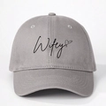 Casquette de baseball grise classique avec imprimé Wifey noir et cœur sur fond blanc - Gris