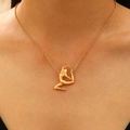 Goldene Yoga-Anhänger-Halskette an einem Modell im minimalistischen Sportstil-Design - Halskette / Mattgold Yoga Figur