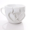 Boucles d'oreilles cœur en perles argentées suspendues sur une tasse en céramique - Argenté