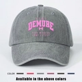 Detalle de la gorra de denim gris lavado con texto Very Demure rosa y gráfico de lazo - Gris