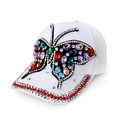 Dettaglio macro di berretto bianco con farfalla di strass colorati e cristalli luccicanti - Bianco