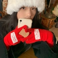 Close-up of red knitted gloves with white fabric patch and French text embroidery - M / Red