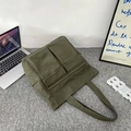 Armeegrüner Canvas-Shopper mit zwei Vordertaschen und robusten Schultergurten - Grün
