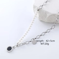 Collana minimalista con perle e acciaio inossidabile con ciondolo romano nero chic - Color Acciaio