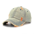 Dettaglio del cappello da baseball in denim con fori consumati arancioni e gialli - Taglia unica (56-60cm regolabile) / Stile Blu Chiaro Lavato Distressed (D)