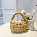 Bolso de mano beige acolchado tipo nube de algodón de plumón con textura suave - Caqui