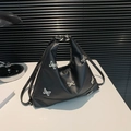 Borsa a spalla in nylon nero con ciondoli a farfalla argento e tracolla regolabile - Nero