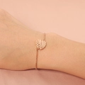 Detalle de la pulsera de hoja de monstera en oro rosa con cadena ajustable en muñeca - Oro rosa