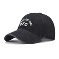 Détail de la broderie N.Y.C et des coutures sur la casquette en denim délavé - Réglable / NYC Denim Noir