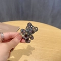 Dettaglio ravvicinato di un fermaglio per capelli a forma di orsetto con strass colorati - 1 pezzo / Grigio