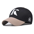 Detalle del bordado blanco de águila y letra R en gorra de béisbol de algodón bicolor - Ajustable / Estilo de Letra K Caqui y Negro