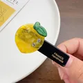 Süße gelbe Acryl-Zitronen-Haarklammer mit Kristallakzenten und goldenem Schriftzug - Zitrone