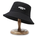 Bob noir avec broderie blanche Brooklyn City Boy sur un support de présentation en bois - Noir