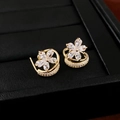 Detalle de pendientes de flor con pétalos de circón y banda curva de diamantes - Pendientes de flor de zircón en forma de C / Dorado