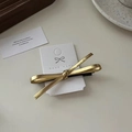 Barrette à cheveux nœud en métal doré mat présentée sur une carte blanche élégante - Clip Croisé En Cuir Doré
