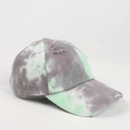 Dettaglio cappello baseball tie-dye con bordi usurati vintage e cuciture rinforzate - Verde Grigio