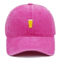 Détail de la broderie chope de bière sur casquette de baseball vintage en coton rose - Rose rouge