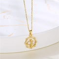 Detail van bijenketting in goud met zirkoonsteentjes op marmeren schaal - Goud