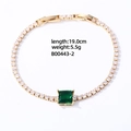 Bracelet tennis doré avec zircons brillants et un charme cube émeraude verte - 16K Or Carré Zircon Vert