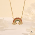 Detailopname van een gouden regenboogketting met kleurrijke zirkonia en fonkelende wolken - Regenboog Wolk Stijl (NE2282-A)