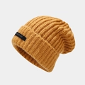 Detalle de gorro de punto grueso amarillo mostaza con etiqueta negra y textura acanalada - Con Etiqueta / Amarillo Jengibre