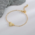 Bracelet coeur doré élégant avec lettre C gravée et fermoir mousqueton réglable - Lettre C