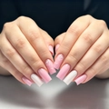 Unghie finte quadrate francesi rosa e bianche con motivi a cuore e finitura lucida - Stile Cuore Dolce Rosa e Bianco (AW441)