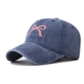 Gorra de algodón azul marino desgastado con bordado de lazo rosa en vista de 45 grados - Ajustable / Lazo Azul Marino