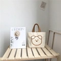 Primer plano de bolsa de lona para almuerzo con lindo estampado de oso en estante - Estilo horizontal pequeño