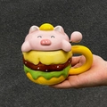 Dettaglio di una tazza creativa in ceramica a forma di burger con coperchio maialino - Tazza Hamburger + Coperchio Maialino + Cucchiaio a Sfera
