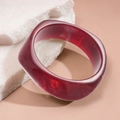 Brazalete de resina rojo oscuro con diseño ancho irregular y textura jaspeada - Rojo Profundo Transparente Ancho (HB4274) / Rojo