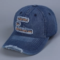 Dettaglio del cappello da baseball in denim invecchiato con ricamo arancione e fori usurati - M (56-58cm) / Blu scuro