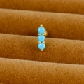 Clou de cartilage bohème en acier doré avec trois pierres turquoise verticales - Rangée de Trois Perles / Or / Bleu Ciel
