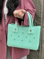 Dettaglio borsa da spiaggia EVA verde menta con trama geometrica 3D e rivetti a fiori - verde chiaro