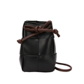 Handgewebte schwarze Leder-Eimertasche mit braunem Kordelzug und Umhängegurt-Design - Schwarz