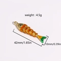 Gros plan détaillé d'un pendentif carpe koi articulé avec finition en émail coloré - Poisson Koi Émaillé Orange Et Vert (Style 7)