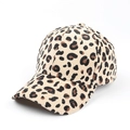 Dettaglio della trama in velluto a coste leopardato e visiera curva del cappellino - Regolabile (55-60cm) / Cachi