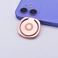 Macro-detail van roségouden metalen telefoonringhouder met 360 graden draaibaar ontwerp - Roségoud met patroon